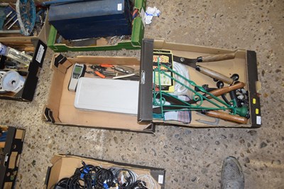 Lot 1106 - Mixed box of various garden tools and hand...