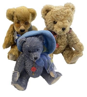 Lot 295 - A mixed collection of collectable teddy bears,...
