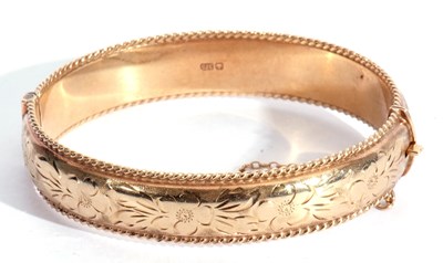 Lot 135 - 9ct gold hollow hinged bracelet, chased and...