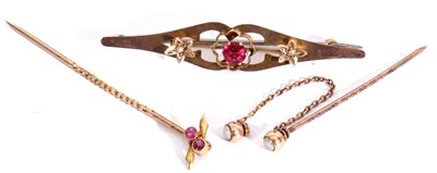 Lot 167 - Mixed Lot: 9ct stamped open work brooch set...