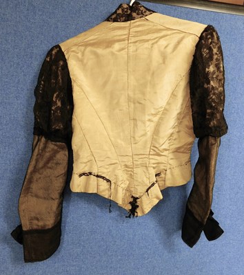 Lot 3 - A lady's early 20th Century pale yellow and...