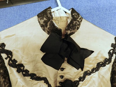 Lot 3 - A lady's early 20th Century pale yellow and...