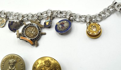 Lot 72 - Quantiy of badges to include S A R shoulder...