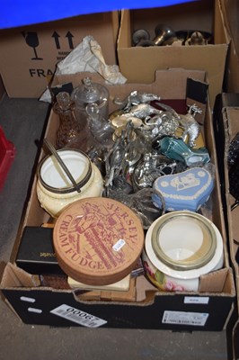 Lot 606 - Box of various animal models, glass wares,...