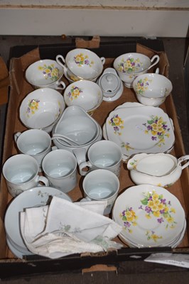 Lot 629 - Box of tea wares