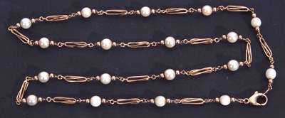 Lot 191 - 9ct gold cultured pearl necklace featuring 18...