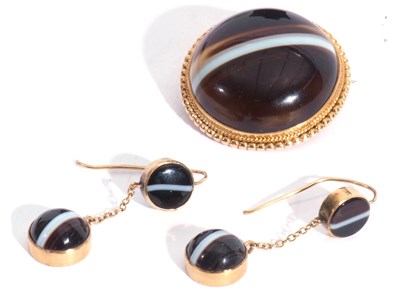 Lot 195 - Banded cabochon agate brooch together with...