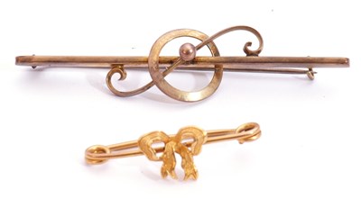 Lot 285 - Mixed Lot: Victorian Etruscan style brooch...