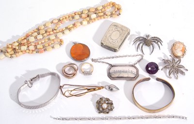 Lot 300 - Mixed Lot: costume jewellery, brooches, rings,...