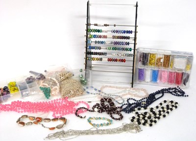 Lot 313 - Large quantity of vintage and modern beads to...