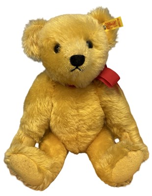 Lot 281 - A Steiff 1909 replica bear, 0165/38, with growler