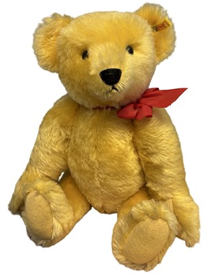 Lot 280 - A large Steiff 1909 replica bear, 0165/51