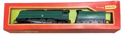 Lot 10 - A boxed Triang . Hornby 00 gauge R869S Winston...
