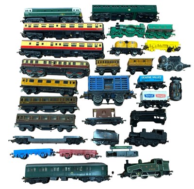 Lot 25 - A mixed lot of various 00 gauge rolling stock,...