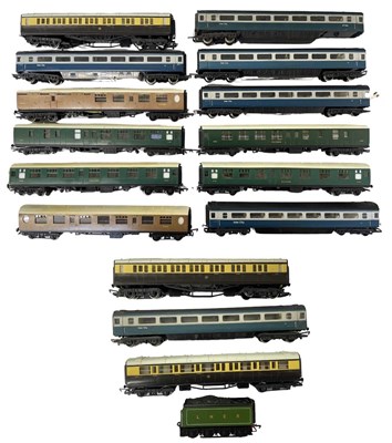 Lot 24 - A collection of various Hornby 00 gauge rail...