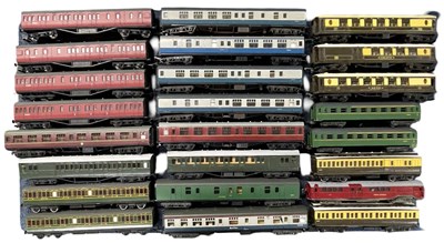Lot 23 - A collection of various 00 gauge corridors