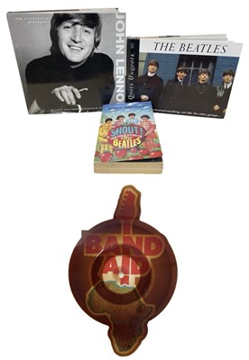 Lot 110 - A mixed lot of vintage music memorabilia, to...