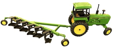 Lot 128 - An ERTL 1:32 scale John Deere  4040 tractor...