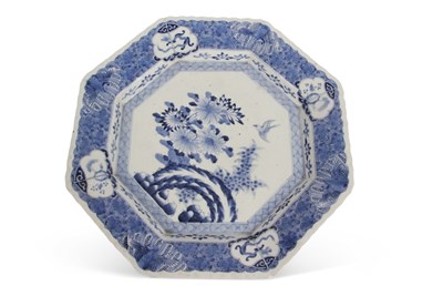Lot 81 - A large Japanese porcelain charger Meiji...