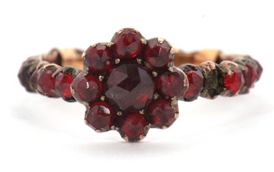 Lot 22 - A garnet ring, with garnet cluster to centre...