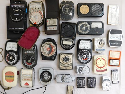 Lot 100 - A quantity of assorted light meters and other...