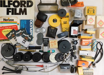 Lot 102 - A quantity of assorted camera accessories and...
