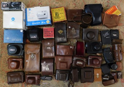 Lot 108 - A quantity of assorted camera cases