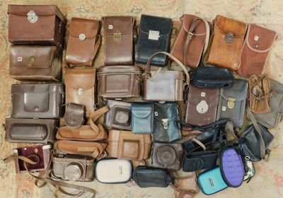 Lot 109 - A quantity of assorted camera cases