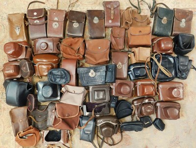 Lot 110 - A quantity of assorted camera cases