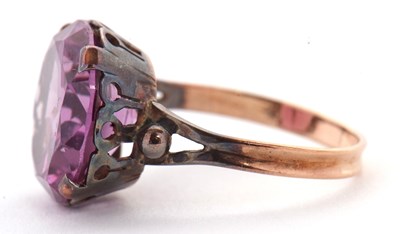 Lot 35 - A synthetic colour change sapphire ring, the...