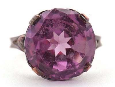 Lot 35 - A synthetic colour change sapphire ring, the...
