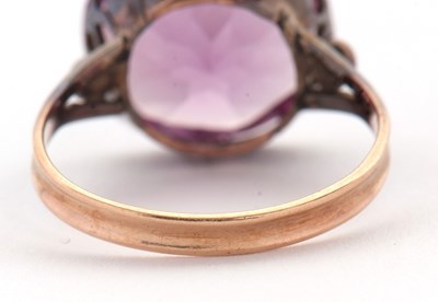 Lot 35 - A synthetic colour change sapphire ring, the...