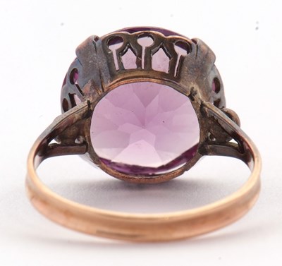 Lot 35 - A synthetic colour change sapphire ring, the...