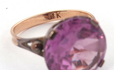 Lot 35 - A synthetic colour change sapphire ring, the...