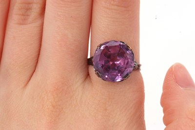 Lot 35 - A synthetic colour change sapphire ring, the...