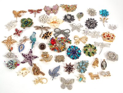 Lot 231 - A quantity of assorted costume jewellery...