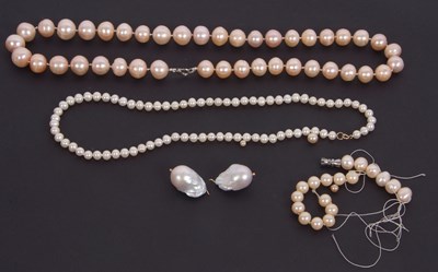 Lot 220 - A cultured pearl necklace and a quantity of...