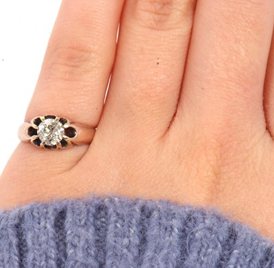 Lot 29 - A single stone diamond ring, with an old mine...