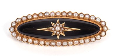 Lot 83 - A late Victorian mourning brooch, the oval...