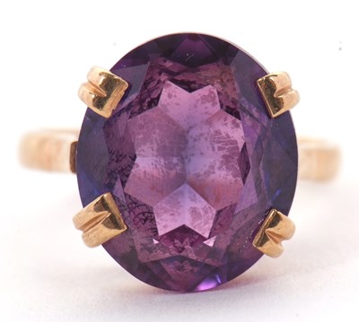 Lot 21 - A synthetic colour change sapphire ring, the...