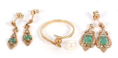 Lot 104 - A mixed lot of jewellery: to include a pair of...