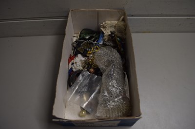 Lot 142 - BOX OF MIXED ITEMS TO INCLUDE SMALL OPALESCENT...