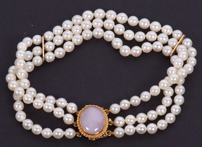Lot 78 - A cultured pearl and lavendar jade bracelet,...