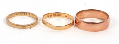 Lot 138 - Three gold rings: to include a 9ct rose gold...