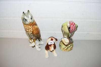 Lot 194 - MIXED LOT COMPRISING A ROYAL DOULTON MODEL...