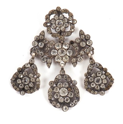 Lot 67 - An 18th century paste girandole pendant, set...