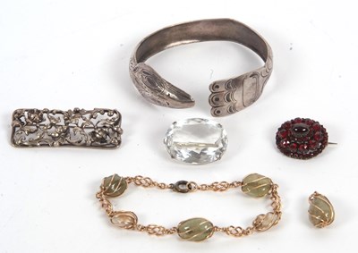 Lot 210 - A mixed lot of jewellery: to include a garnet...