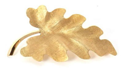 Lot 113 - A 14ct oak leaf brooch, the leaf with textured...