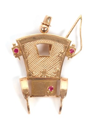 Lot 99 - A carriage brooch, the stylised carriage and...