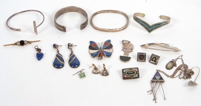 Lot 229 - A mixed lot of silver and white metal...